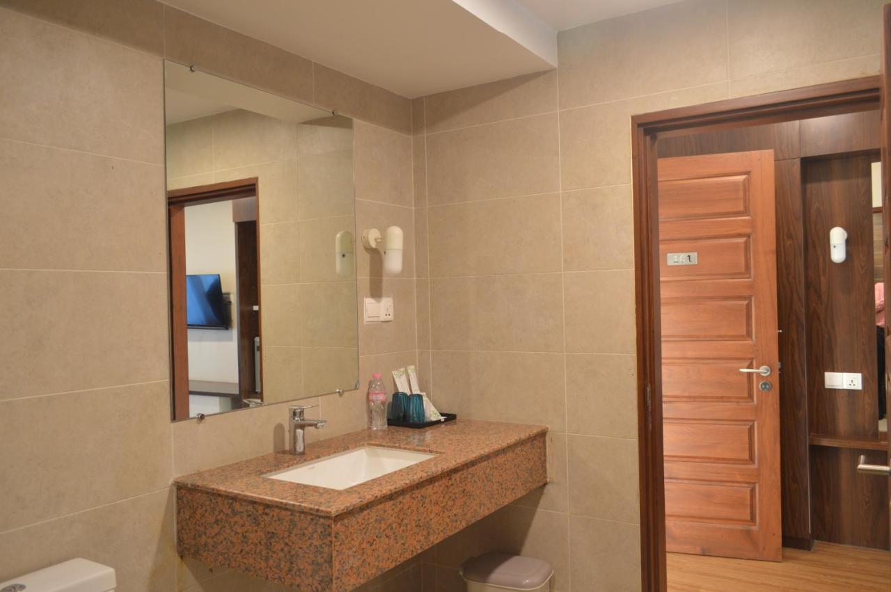Airport Avenue Hotel 4*